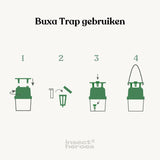 Buxa Trap gebruiken: 1. Draai het groene kopstuk op de doorzichtige bak en zet de groene plaat met de poten in de groeven op het kopstuk; 2. Doe de lokstof in de houders en druk de dop erop; 3. leg 1 houder in de bak en leg 1 in de plaat; 4. steek de touwtjes door de gaten aan de zijkant van de plaat en hang de buxatrap op.