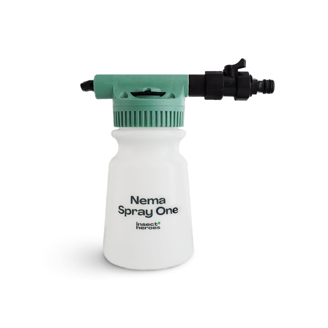 Nema Spray One met groene draaidop en koppelstuk voor tuinslang